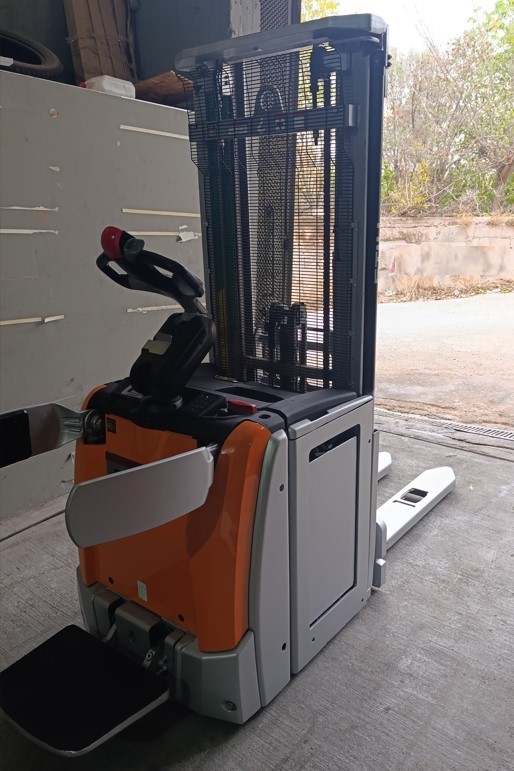 Ηλεκτροκίνητο stacker με πλατφόρμα – Still EXV SF16